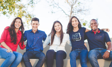 Un groupe de jeunes gens Un groupe de jeunes gens